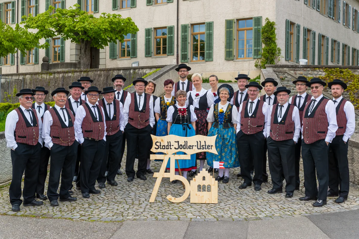 Die Stadt-Jodler Uster stehen vor der Burg Uster.